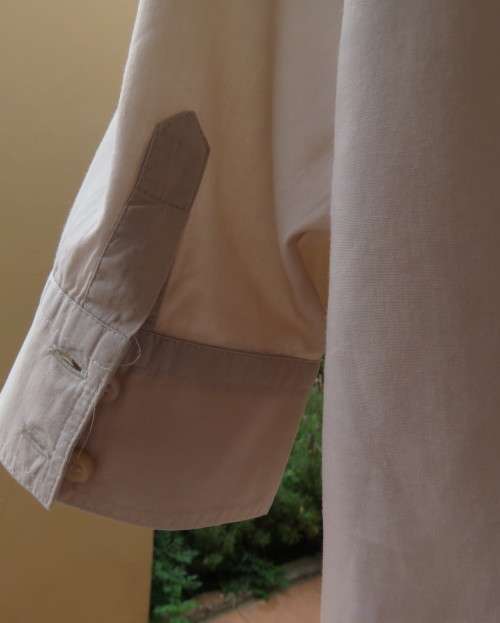 Classic tailored wheat colour button down top.Shirt collar.Short cuffed sleeves.Size 34.Good cond