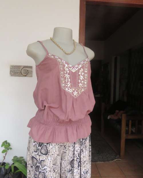 Chic dirty pink strappy top in 100% cotton.Size 32 by RT.Gold sequin and embroidery on front.As new
