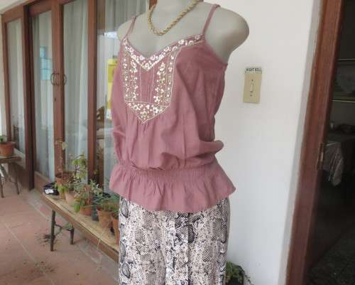 Chic dirty pink strappy top in 100% cotton.Size 32 by RT.Gold sequin and embroidery on front.As new