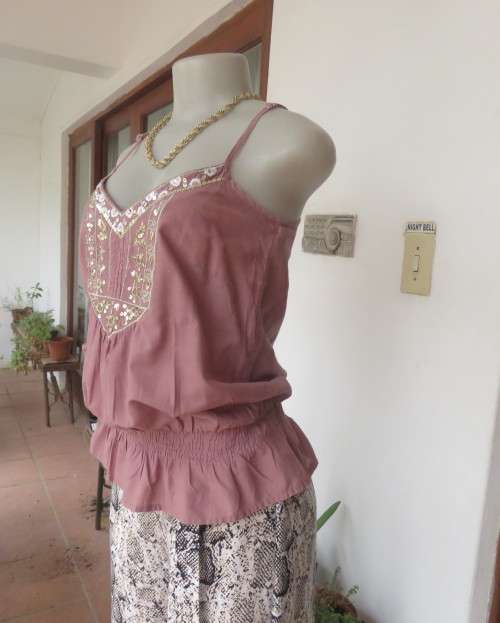 Chic dirty pink strappy top in 100% cotton.Size 32 by RT.Gold sequin and embroidery on front.As new