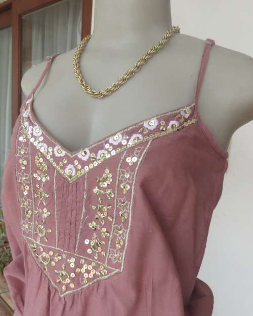 Chic dirty pink strappy top in 100% cotton.Size 32 by RT.Gold sequin and embroidery on front.As new