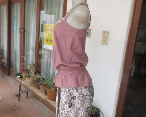Chic dirty pink strappy top in 100% cotton.Size 32 by RT.Gold sequin and embroidery on front.As new