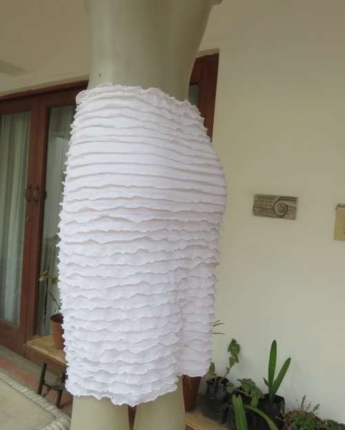 Stunning fully frilled white bodycon lined stretch nylon/polyester skirt,knee length.Size 34/10.