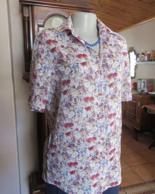 Fabulous blue/red and white floral short sleeve top.By GEE WIZ SPORT size 36.Thin polycotton.As new.