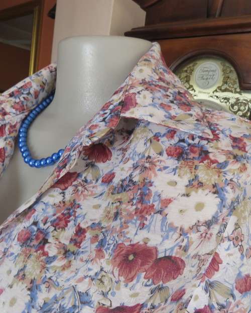 Fabulous blue/red and white floral short sleeve top.By GEE WIZ SPORT size 36.Thin polycotton.As new.