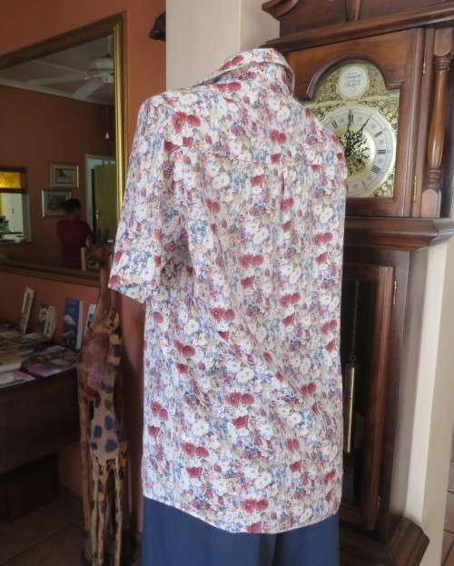 Fabulous blue/red and white floral short sleeve top.By GEE WIZ SPORT size 36.Thin polycotton.As new.