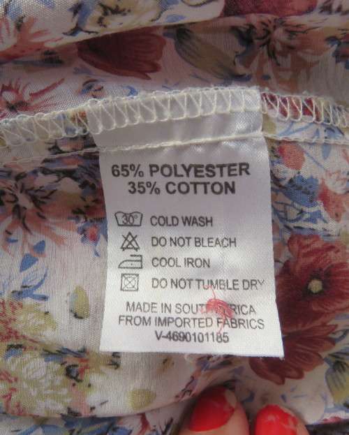 Fabulous blue/red and white floral short sleeve top.By GEE WIZ SPORT size 36.Thin polycotton.As new.