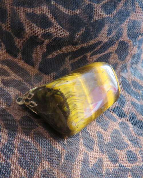 Large genuine tigereye pendant size 4.5cm x 2.5cm. New condition.