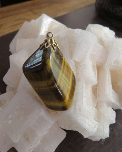 Large genuine tigereye pendant size 4.5cm x 2.5cm. New condition.
