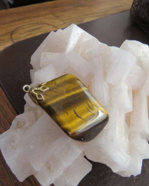 Large genuine tigereye pendant size 4.5cm x 2.5cm. New condition.