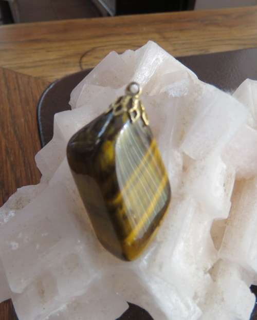 Large genuine tigereye pendant size 4.5cm x 2.5cm. New condition.