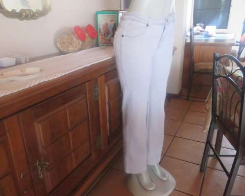 Straight legged cloud blue low rise denim jeans in stretch polycotton size 34/10. As new.