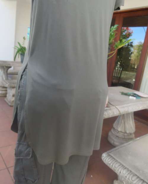 Long slip over army green short sleeve top size 36 by REDBAT.High rounded slits.Viscose stretch.LOGO