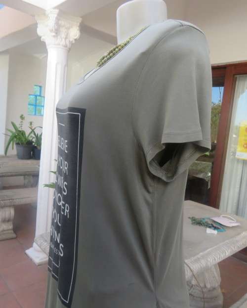 Long slip over army green short sleeve top size 36 by REDBAT.High rounded slits.Viscose stretch.LOGO