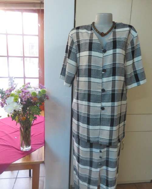 Summer 2 pc.skirt/short sleeve jacket suit.Poly/viscose checked beige/black.TOPICS size 40 New cond!