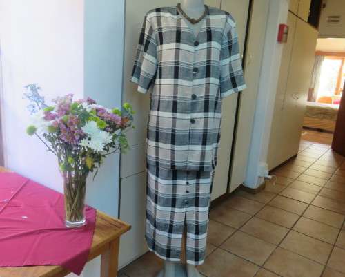 Summer 2 pc.skirt/short sleeve jacket suit.Poly/viscose checked beige/black.TOPICS size 40 New cond!