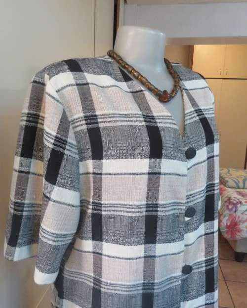 Summer 2 pc.skirt/short sleeve jacket suit.Poly/viscose checked beige/black.TOPICS size 40 New cond!