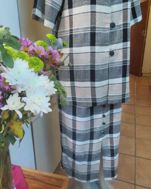Summer 2 pc.skirt/short sleeve jacket suit.Poly/viscose checked beige/black.TOPICS size 40 New cond!
