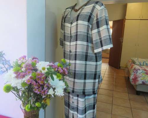 Summer 2 pc.skirt/short sleeve jacket suit.Poly/viscose checked beige/black.TOPICS size 40 New cond!