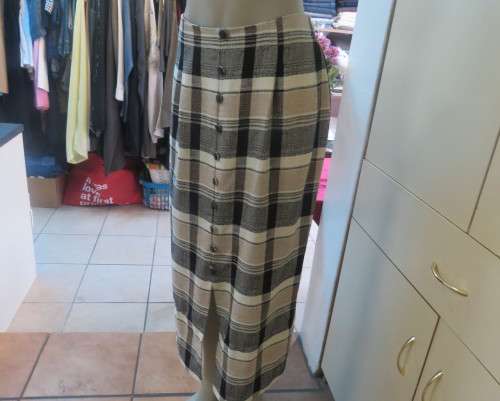 Summer 2 pc.skirt/short sleeve jacket suit.Poly/viscose checked beige/black.TOPICS size 40 New cond!