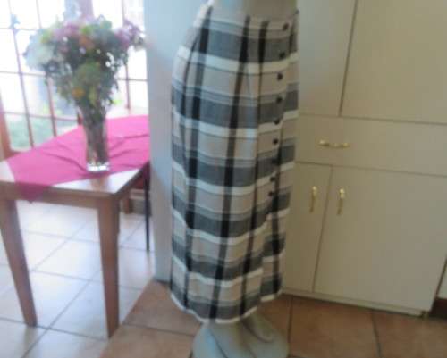 Summer 2 pc.skirt/short sleeve jacket suit.Poly/viscose checked beige/black.TOPICS size 40 New cond!