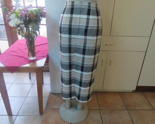 Summer 2 pc.skirt/short sleeve jacket suit.Poly/viscose checked beige/black.TOPICS size 40 New cond!
