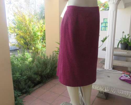 Mottled magenta pink/black winters pencil skirt in poly/wool blend. Owner made size 38.Good cond.