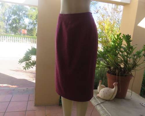 Mottled magenta pink/black winters pencil skirt in poly/wool blend. Owner made size 38.Good cond.