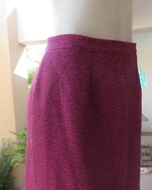 Mottled magenta pink/black winters pencil skirt in poly/wool blend. Owner made size 38.Good cond.