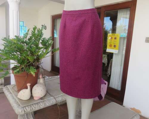 Mottled magenta pink/black winters pencil skirt in poly/wool blend. Owner made size 38.Good cond.