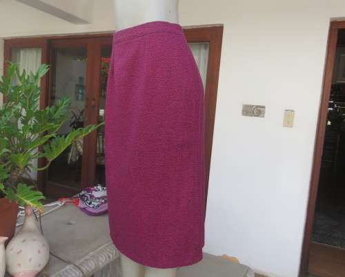 Mottled magenta pink/black winters pencil skirt in poly/wool blend. Owner made size 38.Good cond.