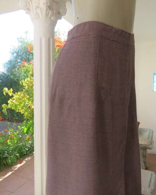 Beautiful structured pink/black mottled skirt with front pleat/side zip. Size 42/18.Good cond.