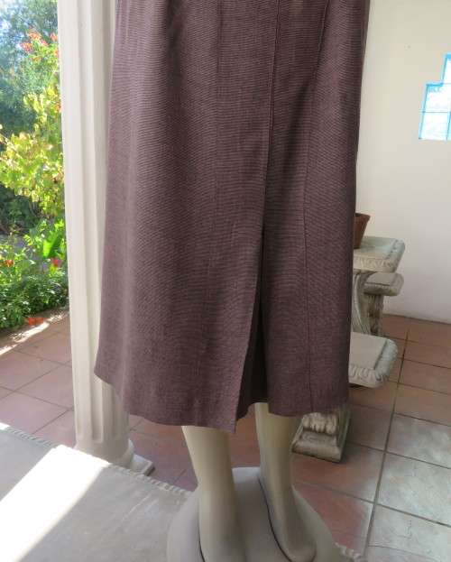 Beautiful structured pink/black mottled skirt with front pleat/side zip. Size 42/18.Good cond.