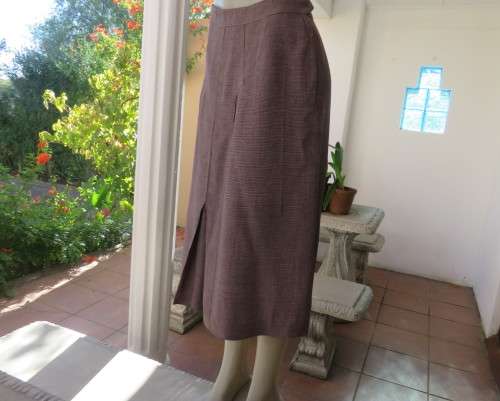 Beautiful structured pink/black mottled skirt with front pleat/side zip. Size 42/18.Good cond.
