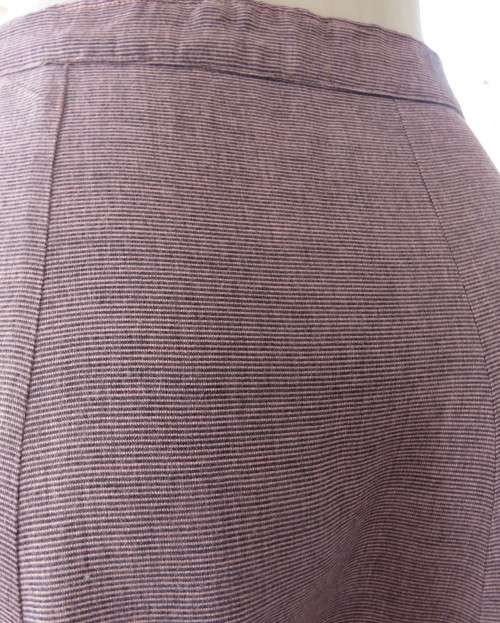 Beautiful structured pink/black mottled skirt with front pleat/side zip. Size 42/18.Good cond.