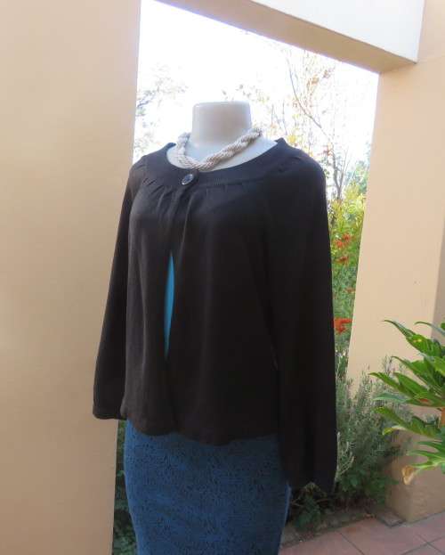 Black acrylic knit VERA MODA long sleeve cardigan. Wide ribbed neckline.Close with 1 button.Size 36.