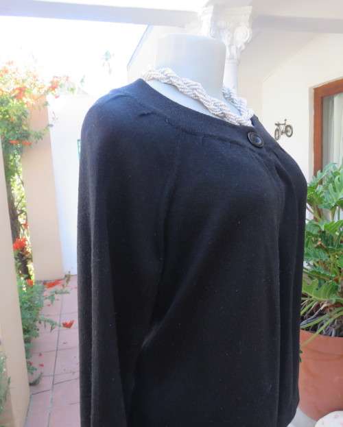 Black acrylic knit VERA MODA long sleeve cardigan. Wide ribbed neckline.Close with 1 button.Size 36.