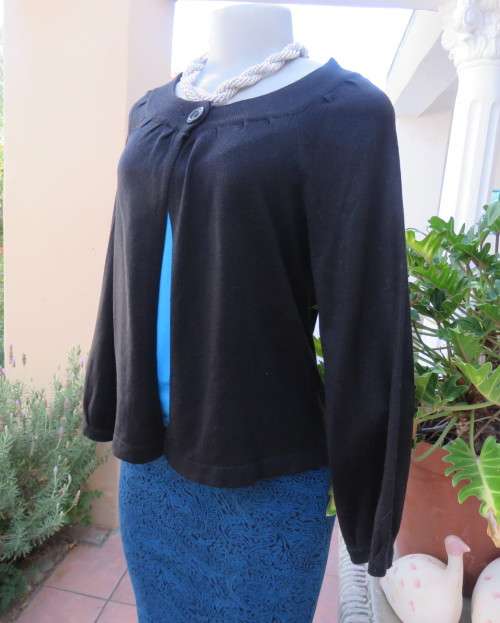 Black acrylic knit VERA MODA long sleeve cardigan. Wide ribbed neckline.Close with 1 button.Size 36.