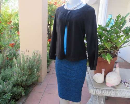 Black acrylic knit VERA MODA long sleeve cardigan. Wide ribbed neckline.Close with 1 button.Size 36.