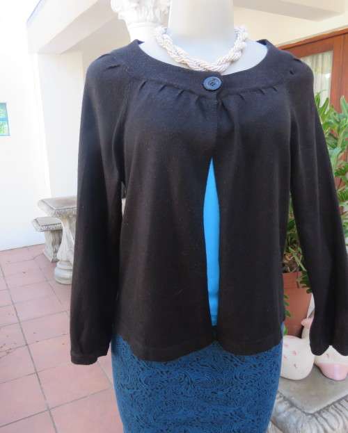 Black acrylic knit VERA MODA long sleeve cardigan. Wide ribbed neckline.Close with 1 button.Size 36.
