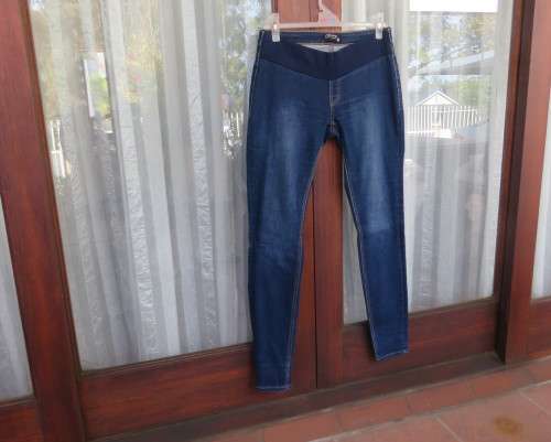 Maternity skinny leg denim jeans in polycotton stretch.Back pockets. By OR size 34/10.Very good cond