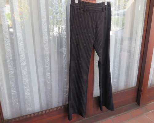 Smart black pen stripe bootlegged KELSO size 30/6 polyester/rayon stretch pants. New condition.