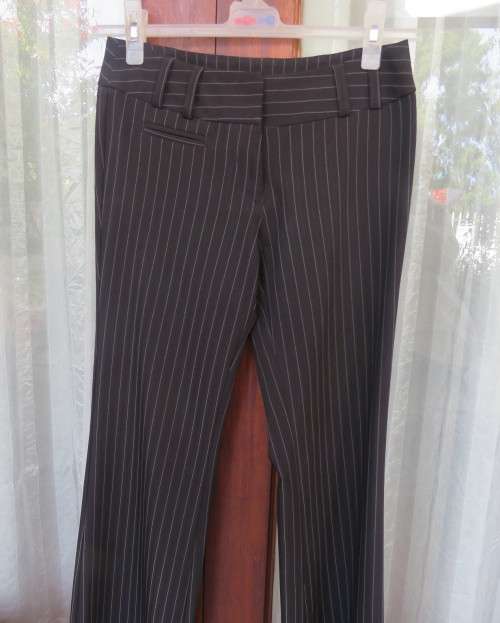 Smart black pen stripe bootlegged KELSO size 30/6 polyester/rayon stretch pants. New condition.