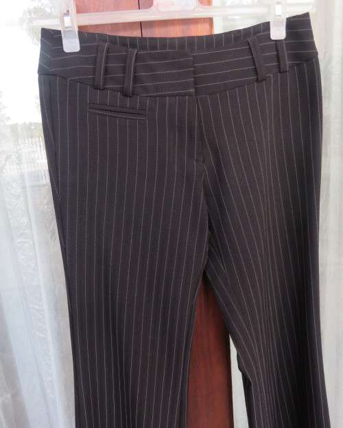 Smart black pen stripe bootlegged KELSO size 30/6 polyester/rayon stretch pants. New condition.