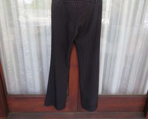 Smart black pen stripe bootlegged KELSO size 30/6 polyester/rayon stretch pants. New condition.