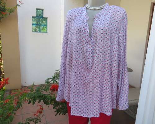Soft 100% viscose long top in white with tiny red/pink flowers. Banded neckline with V. Size 46.