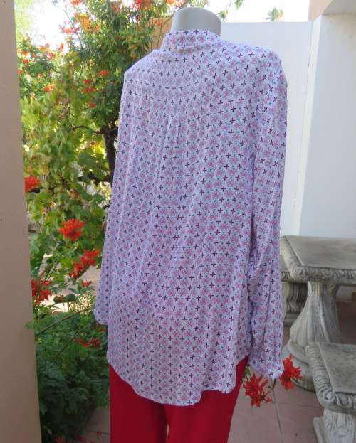 Soft 100% viscose long top in white with tiny red/pink flowers. Banded neckline with V. Size 46.