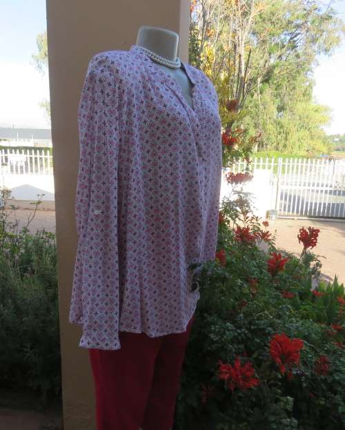 Soft 100% viscose long top in white with tiny red/pink flowers. Banded neckline with V. Size 46.