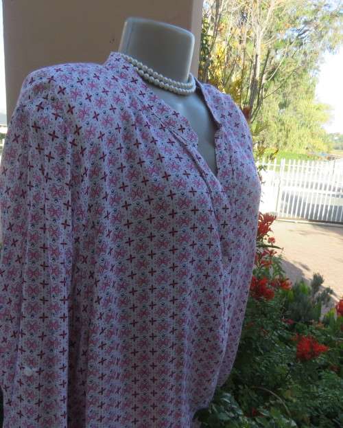 Soft 100% viscose long top in white with tiny red/pink flowers. Banded neckline with V. Size 46.