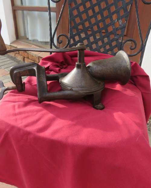 Antique cast iron no 3 LOVELOCK London coffee grinder in very good condition. Enamel inside.Complete